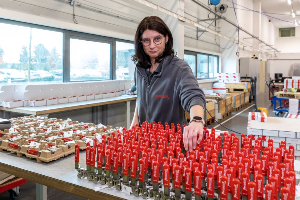 c'est une photo d'une salariée à l'usine Meca-inox en pleine activité